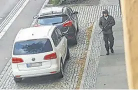  ?? AFP / ANDREAS SPLETT ?? ▶▶ Captura de vídeo de uno de los asaltantes en una calle de Halle.