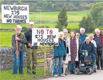  ?? Picture: Steven Brown. ?? David Mathieson and Alan Magnus-Bennet with Newburgh residents at the proposed site where 275 homes could be built, despite their objections.