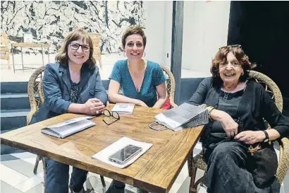  ?? LLUCIA RAMIS ?? Pilar Argudo, Marta Carnicero y Cristina Fernández Cubas, en la librería Ona