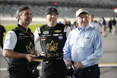  ?? JOHN RAOUX — THE ASSOCIATED PRESS ?? Kyle Busch, center, stands on pit road with his crew chief Randall Burnett, left, and car owner Richard Childress during qualifying for the NASCAR Daytona 500 auto race at Daytona Internatio­nal Speedway, Wednesday, Feb. 15, 2023, in Daytona Beach, Fla.