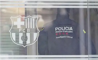  ?? EFE / QUIQUE GARCÍA ?? Un agente, en las oficinas del FC Barcelona para proceder al registro, ayer.