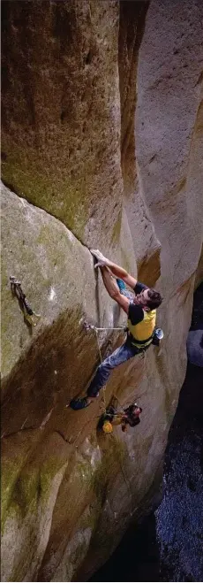  ?? ©Antoine Veillard ?? Greg encore dans Sous le Soleil exactement, une grande voie futuriste équipée par ses soins à La Réunion.