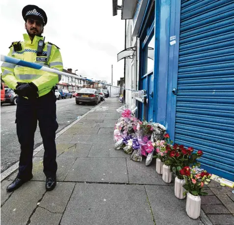  ?? Foto: Erica Dezonne, dpa ?? An dieser Stelle der Chalgrove Road im Londoner Stadtteil Tottenham starb am Ostermonta­g Tanesha Melbourne in den Armen ihrer Mutter. Sie war zur falschen Zeit am fal schen Ort. Die 17 Jährige ist das 48. Todesopfer in der britischen Hauptstadt in...