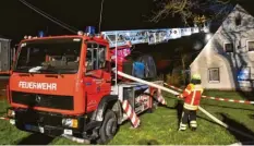  ??  ?? Die Feuerwehr setzte zwei Drehleiter­n ein, um den Brand zu bekämpfen.