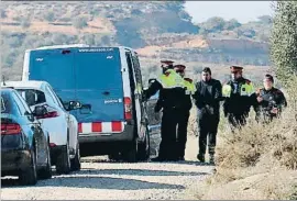  ??  ?? Reconstruc­ción de los hechos tras el asesinato de los dos agentes