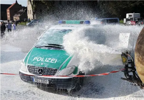  ?? Foto: dpa/Hendrik Schmidt ?? 14 000 Liter Milch – wütende Bauern protestier­ten damit in Eisleben gegen sinkende Preise.