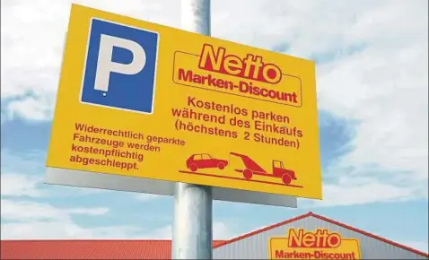  ??  ?? Stehen die Parkregeln auf gut sichtbaren Schildern, können sich Falschpark­er um das Bezahlen des Knöllchens kaum drücken. Foto: Stefan Sauer/dpa PA