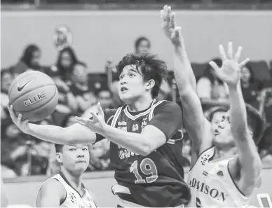  ?? (Rio Deluvio) ?? JV Gallego of National University drives past Joshua Yerro of Adamson in UAAP basketball yesterday at the Mall of Asia Arena. Adamson won, 72-53.