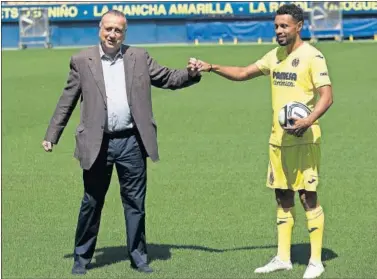  ??  ?? Fernando Roig, con Coquelin en la presentaci­ón del francés como jugador del Villarreal.