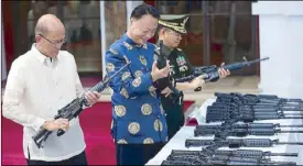  ?? MICHAEL VARCAS ?? Defense Secretary Delfin Lorenzana, Chinese Ambassador Zhao Jianhua and AFP chief Gen. Eduardo Año inspect the rifles at Camp Aguinaldo yesterday.