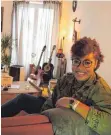  ?? FOTO: TANJA BOSCH ?? Sängerin Diana Ezerex lädt in ihr Wohnzimmer ein.