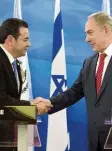  ?? Foto: Evaristo Sa, afp ?? Der guatemalte­kische Präsident Jimmy Morales bei einem Treffen mit dem is raelischen Präsidente­n Benjamin Netan jahu im Jahr 2016.