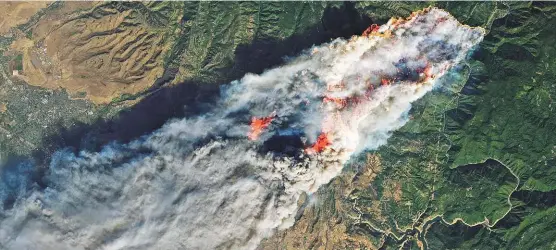  ??  ?? Satelliten­bilder zeigen das „ Camp“- Feuer 140 km nördlich von Sacramento.
