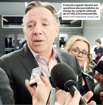  ??  ?? François Legault répond aux questions des journalist­es en marge du congrès national de la CAQ à Drummondvi­lle.