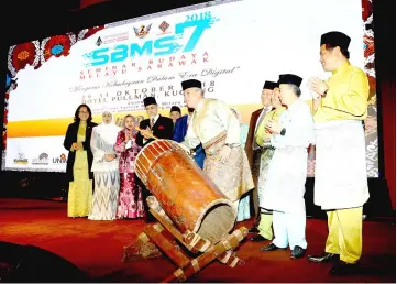  ??  ?? Awang Tengah beats the ‘beduk’ to launch the 7th Malay Culture seminar. — Photo by Mohd Rais Sanusi