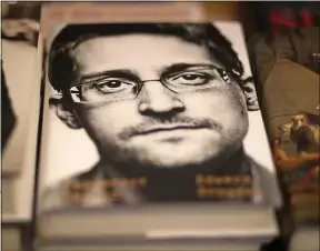  ??  ?? Mémoires vives, de l’ex-employé de la CIA Snowden, sort ce jeudi en France.