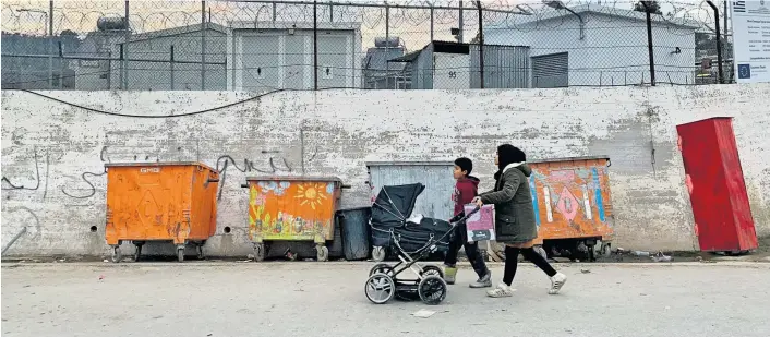  ??  ?? Das Lager Moria auf Lesbos von außen: Hier leben 19.000 Menschen, viele in selbstgeba­uten Zelten, und warten oft Jahre darauf, aufs Festland zu kommen.
