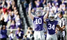  ?? IAN MAULE — TULSA WORLD VIA AP ?? Kansas State quarterbac­k Skylar Thompson (10) and running back James Gilbert (34) celebrate Thompson’s touchdown against Oklahoma on Saturday.