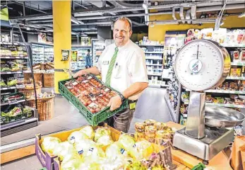  ?? FOTO: FELIX KÄSTLE ?? Feneberg-Marktleite­r Christian Dressler in der Gänsbühl-Filiale in Ravensburg: Die Altersvors­orge der Mitarbeite­r hat das Kemptener Unternehme­n wegen der niedrigen Zinsen von Jahr zu Jahr mehr belastet.