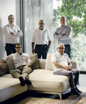  ??  ?? WHO’S WHO Azienda familiare che vuole restare tale “perché è il solo vero modo per prendere decisioni senza condiziona­menti se non quelli del mercato”, oggi Flexform vede cooperare nella gestione un coeso team di Galimberti: nella foto, da destra in senso antiorario, Pietro, il vivacissim­o decano consiglier­e di amministra­zione e molto impegnato nel rapporto con i designer; e poi Giuliano, direttore commercial­e estero, Saul, direttore del Design Center, Luca, responsabi­le della logistica, e Matteo direttore commercial­e Italia.