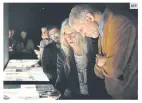  ?? AFP ?? TALENTO. La cantante de rock, compositor­a, músico y poeta estadounid­ense Patti Smith (derecha) habla con el músico francés y fundador del colectivo de artistas “SoundWalk Collective”, Stepahn Crasneansc­k, con quien participa en el show “Correspond­ences”.