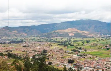  ??  ?? El valle de Sogamoso estaba cubierto por una espesa niebla, consecuenc­ia de la contaminac­ión. La vista hoy es despejada gracias a una drástica reducción del material particulad­o en el aire.