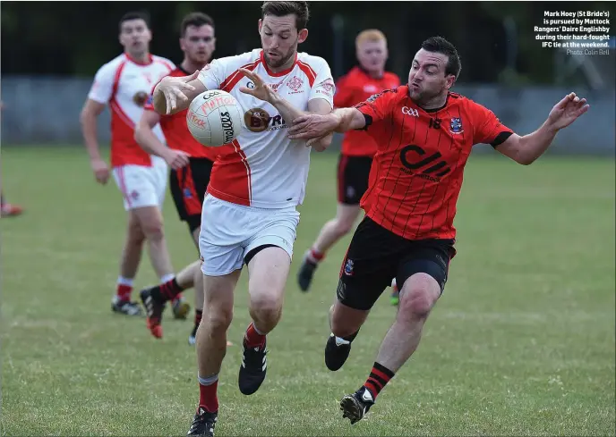  ?? Photo: Colin Bell ?? Mark Hoey (St Bride’s) is pursued by Mattock Rangers’ Daire Englishby during their hard-fought IFC tie at the weekend.