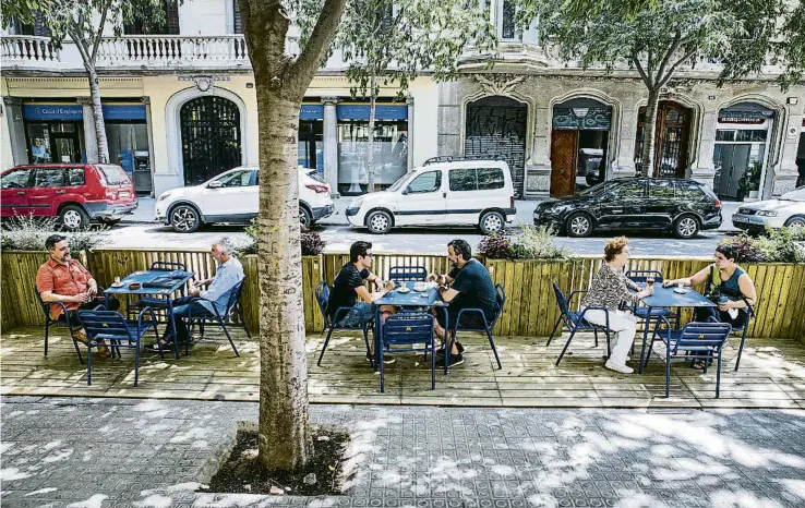  ?? XAVIER CERVERA ?? Al restaurant Marinada, al carrer Casp, tots estan molt contents amb la nova terrassa, malgrat que s’inclina lleugerame­nt