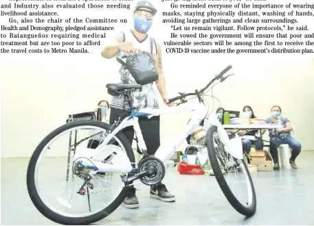  ?? PHOTOGRAPH COURTESY OF SBG ?? SENATOR Bong Go distribute­d free bicycles in Batangas City.