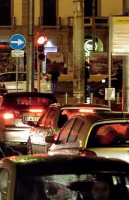  ??  ?? Ore contate Gli impianti semaforici davanti alla stazione di piazza Garibaldi ieri: il Comune li disattiver­à a breve