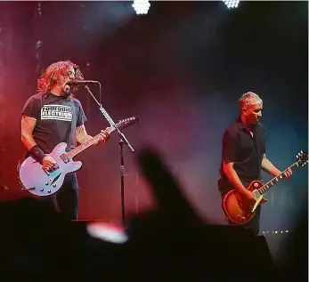  ?? Foto: David Peltán, MAFRA ?? Souboj živlů Foo Fighters předvedli na závěr letošního ročníku festivalu Sziget tradičně velmi energickou rockovou show. A přálo i počasí. První déšť po týdnu přišel až s posledními tóny.