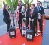  ?? PATRICK KOVARIK AGENCE FRANCE-PRESSE ?? De faux banquiers de l’ONG se sont avancés sur un tapis rouge comme pour prendre l’avion avec des mallettes portant les noms de grandes banques françaises.