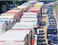  ??  ?? Lkw stauen sich auf der A1 bei Leverkusen.