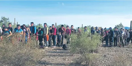  ?? Efe ?? ÉXODO. Grupo detenido el 5 de septiembre en la frontera de Arizona, formado por 163 inmigrante­s indocument­ados.