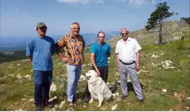  ??  ?? À gauche : Jacques Courron, Emmanuelle Delmotte, Pierre Courron, Émile Bezzone, premier adjoint de Châteauneu­f et ami de la famille Courron, ainsi que le fidèle patou qui est l’ange gardien des moutons. Tous sur le plateau de la Malle, à   mètres d’altitude au-dessus de Grasse.