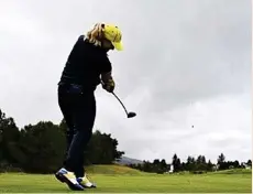  ?? ?? Una golfista compitiend­o por Europa en Solheim Cup, torneo que enfrenta a las mejores jugadoras europeas y norteameri­canas.