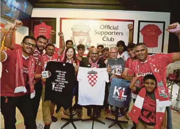  ?? FOTO: ZULFADHLI ZULKIFLI ?? AHLI kelab KL Kopites berkumpul untuk memecah rekod di Petaling Jaya.