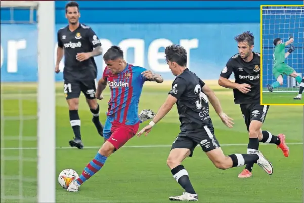  ??  ?? Rey Manaj, ante la presión de Iván de la Peña y la mirada de Fran Carbia, hace el 1-0 del Barcelona ante el Nàstic de Tarragona en el Estadio Johan Cruyff.