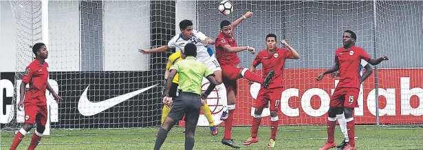  ??  ?? DELANTERO. Luis Palma, de Honduras, intenta ganarles en el salto a varios defensa cubanos.