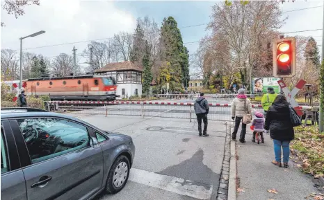  ?? FOTO: CHRISTIAN FLEMMING ?? Gehört nun auch der Vergangenh­eit an: Der beschrankt­e Bahnüberga­ng Bregenzer Straße.
