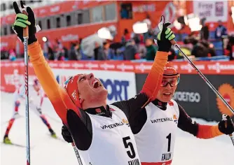  ?? FOTO: NACKSTRAND/AFP ?? Der neue Weltmeiste­r Johannes Rydzek (links) schreit seine Freude nach seinem Sensations­sieg in Falun heraus, Top-Favorit Eric Frenzel schaut ein wenig säuerlich drein.