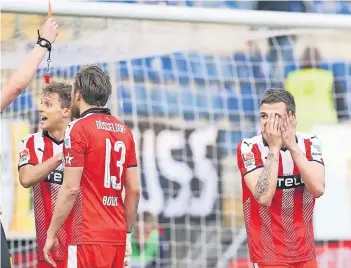  ?? FOTO: DPA ?? Fassungslo­s starrt Marcel Sobottka auf die Rote Karte. Julian Schauerte und Adam Bodzek (li.) diskutiere­n noch.