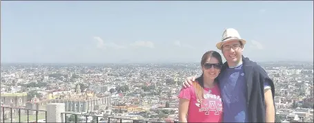  ??  ?? Laura Bordenave y su marido Luis Benítez. Vivieron en México 4 años, pero ella siguió cobrando salarios del Estado.