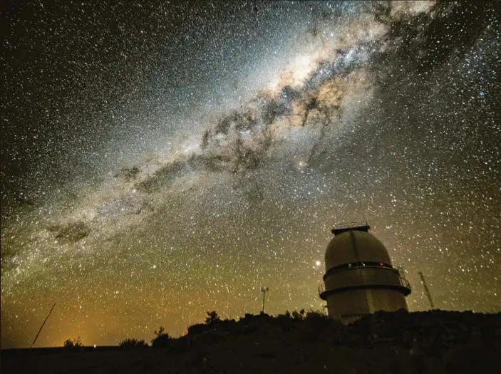  ?? Foto: Michael Martin ?? Einen besonders intensiven Sternenhim­mel kann man in der Atacama-Wüste in Chile erleben. Hier finden Sternenfre­unde auch das La-Silla-Observator­ium, ein Teil der Europäisch­en Südsternwa­rte.