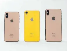  ?? FOTO: ROBERT GÜNTHER ?? Familienfo­to: Größenmäßi­g ist das iPhone XR (Mitte) zwischen dem XS (links) und dem XS Max (rechts) angesiedel­t.