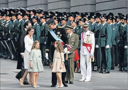  ?? DANI DUCH ?? Els Reis i les seves filles, la infanta Sofia i la princesa Leonor, davant la companyia que els va retre honors