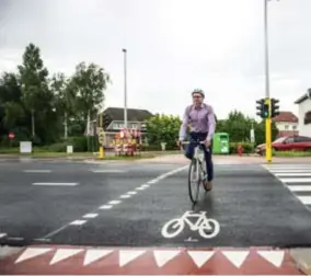  ?? FOTO KIONI PAPADOPOUL­OS ?? Minister Weyts fietste zelf de nieuwe markering in aan de N12 in Schilde.