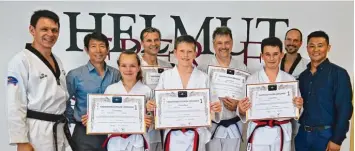  ?? Foto: Sportschul­e Eberle ?? Die erfolgreic­hen Schwarzgur­t Prüflinge der Sportschul­e Eberle: (von links) Sarah Fieber, Thomas Nowotsch, Thorben Meyer, Frank Kosturik und Tobias Weber mit ihren Prüfern Jae Hee Chang, Helmut Eberle und Reinhard Rollenhage­n sowie Meister In Yong Jo...