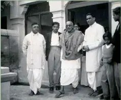  ??  ?? Governor-general C Rajagopala­chari (with glasses) visiting VA Sundaram (center right) in his house