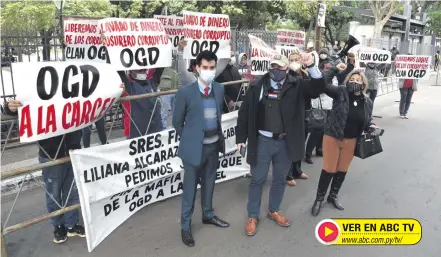  ??  ?? Los manifestan­tes fueron ayer hasta el Palacio de Justicia para exigir la condena de Óscar González Daher y su hijo Rubén.